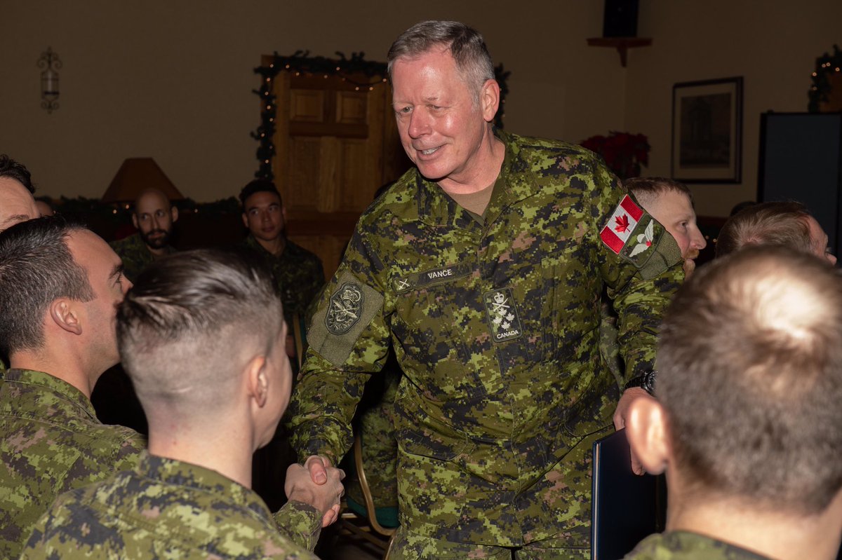 CDS_Canada_CEMD's tweet photo. “Always great to catch up with #2RCR and @5CdnDiv’s #MightyMaroonMachine team and hear how they’re keeping us #StrongProudReady out east.” -JV #ProPatria https://t.co/QGFMZeVMWd