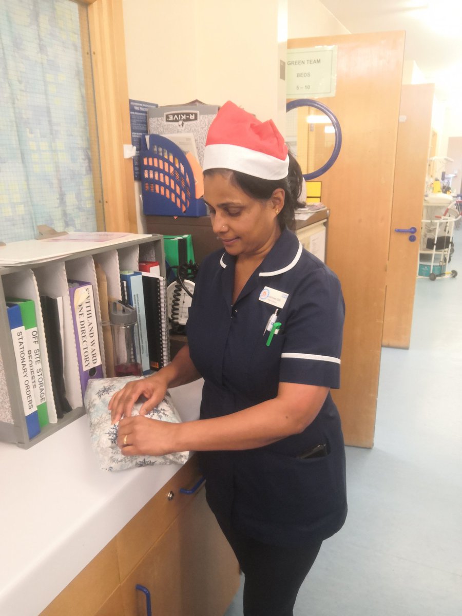 SwithlandWard's tweet photo. Look at our amazing staff opening our Christmas wellbeing advent calender. Lovely way to spread the christmas spirit. @LPTnhs @CHSInpatientLPT @JuliaGarvin4 #SantaIsComingHome #wellbeing #NHS https://t.co/OTt7ZYLtx5 https://t.co/xPJMgOarha