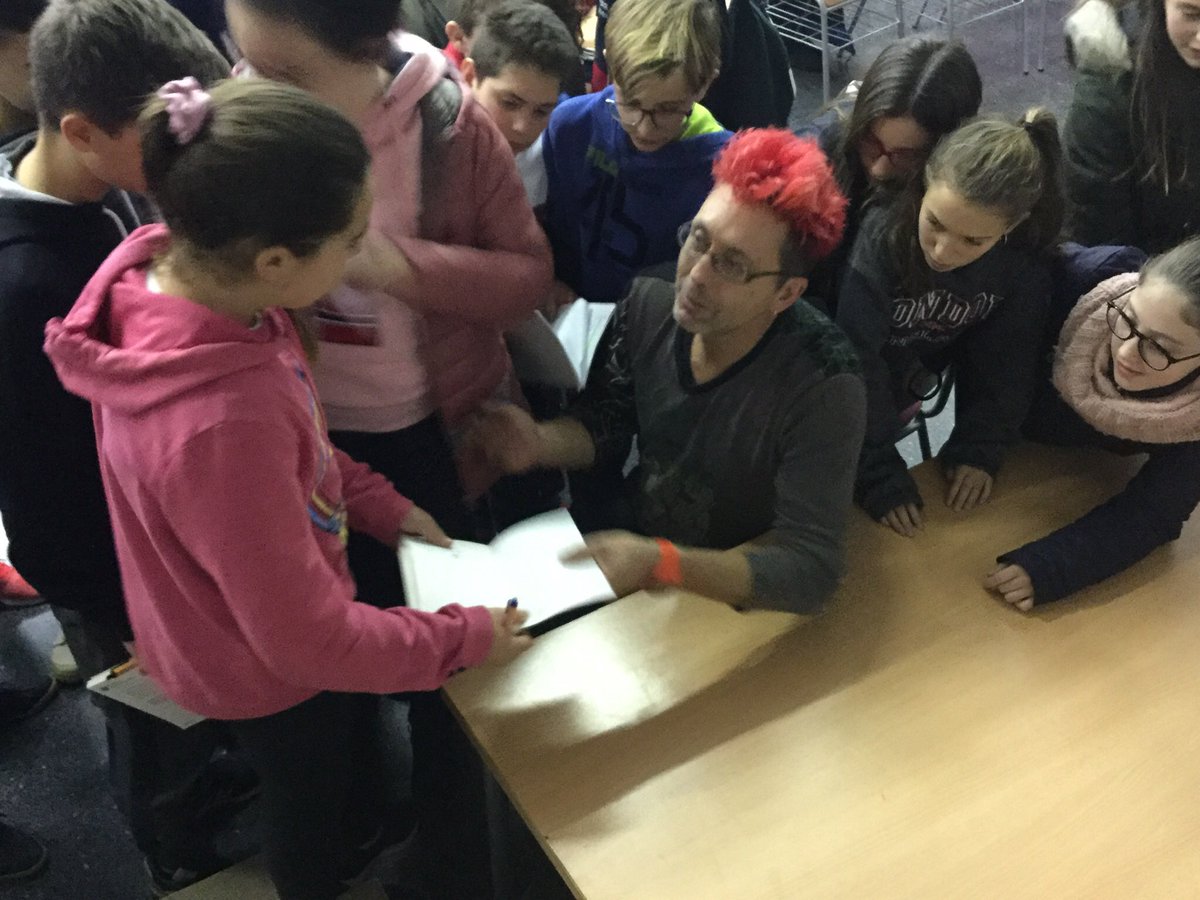llumpauc's tweet photo. L’escriptor Carles Cortés ens ha visitat aquest matí. @IESCotesBaixes https://t.co/e1DDqriaDO