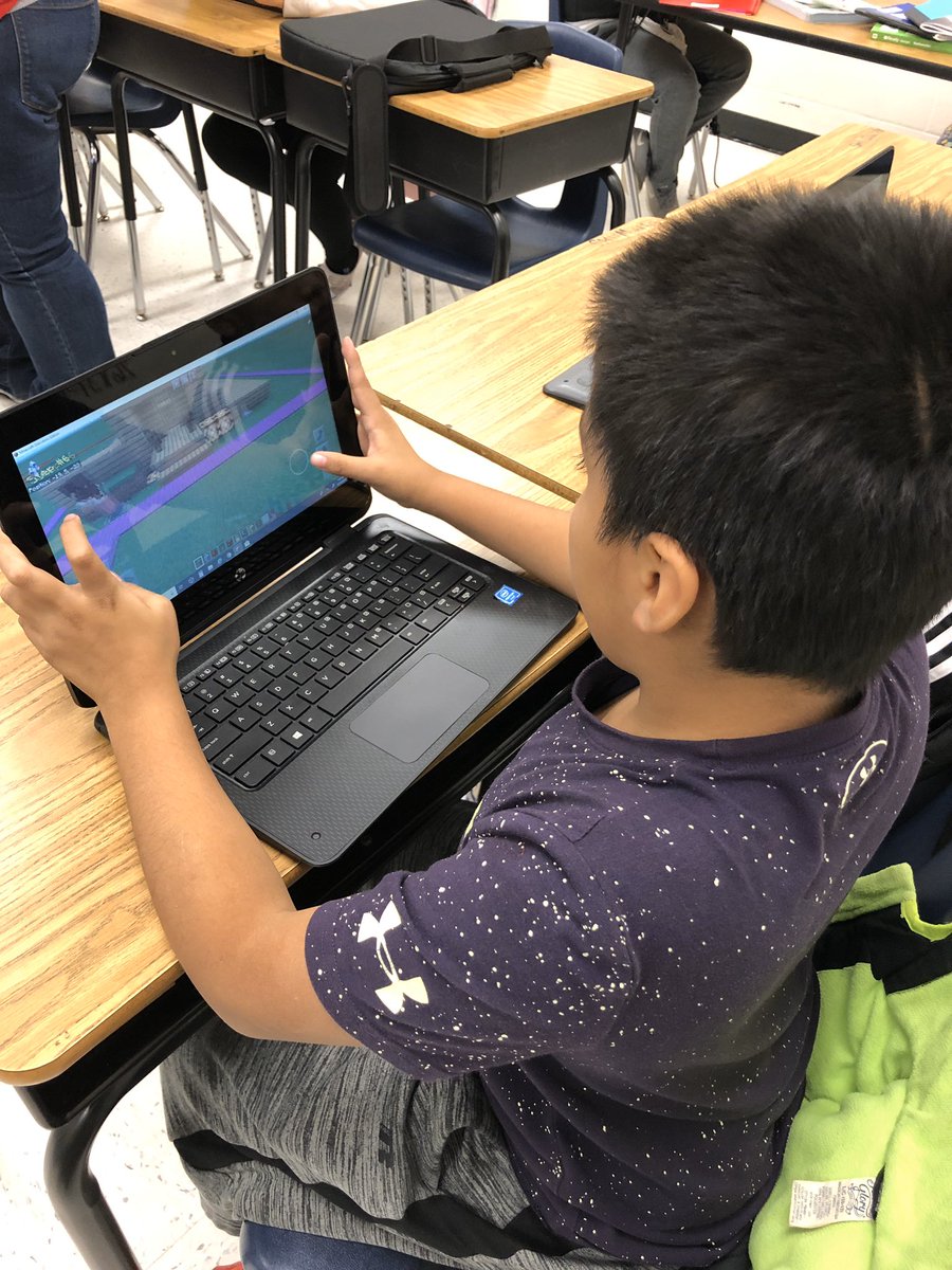 jen_frady's tweet photo. Studying electricity and circuits in a Minecraft world today in Science. @Dr_Dahlberg @Hasty_Huskies @KristenBrooks77 @PlayCraftLearn https://t.co/XQeFsjKoUt