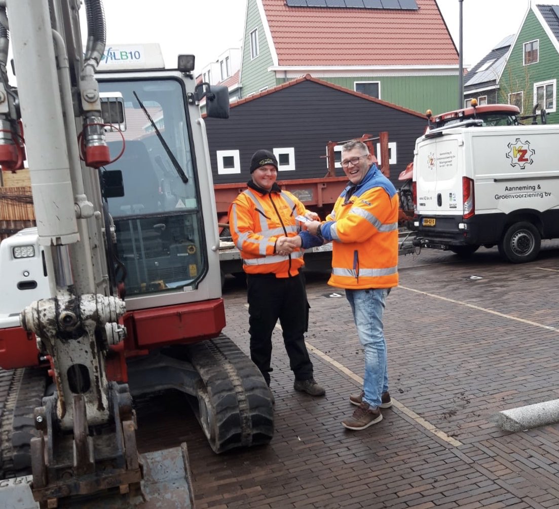 Onze leermeester Marcel overhandigde vandaag VVV-bonnen aan onze werknemer Patrick Sopjes voor het aanbrengen van een nieuwe leerling! Bedankt Patrick!!