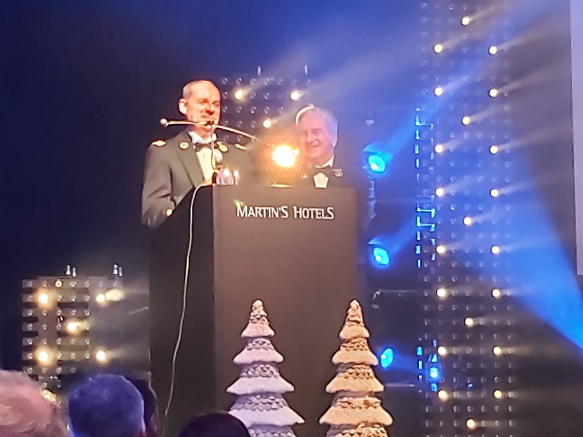 stefjoris's tweet photo. #commissaris-generaal #federalepolitie en voorzitter #vclp tekenen protocol en speechen #cplawards #politie #verbinding https://t.co/vwMU7yfI27