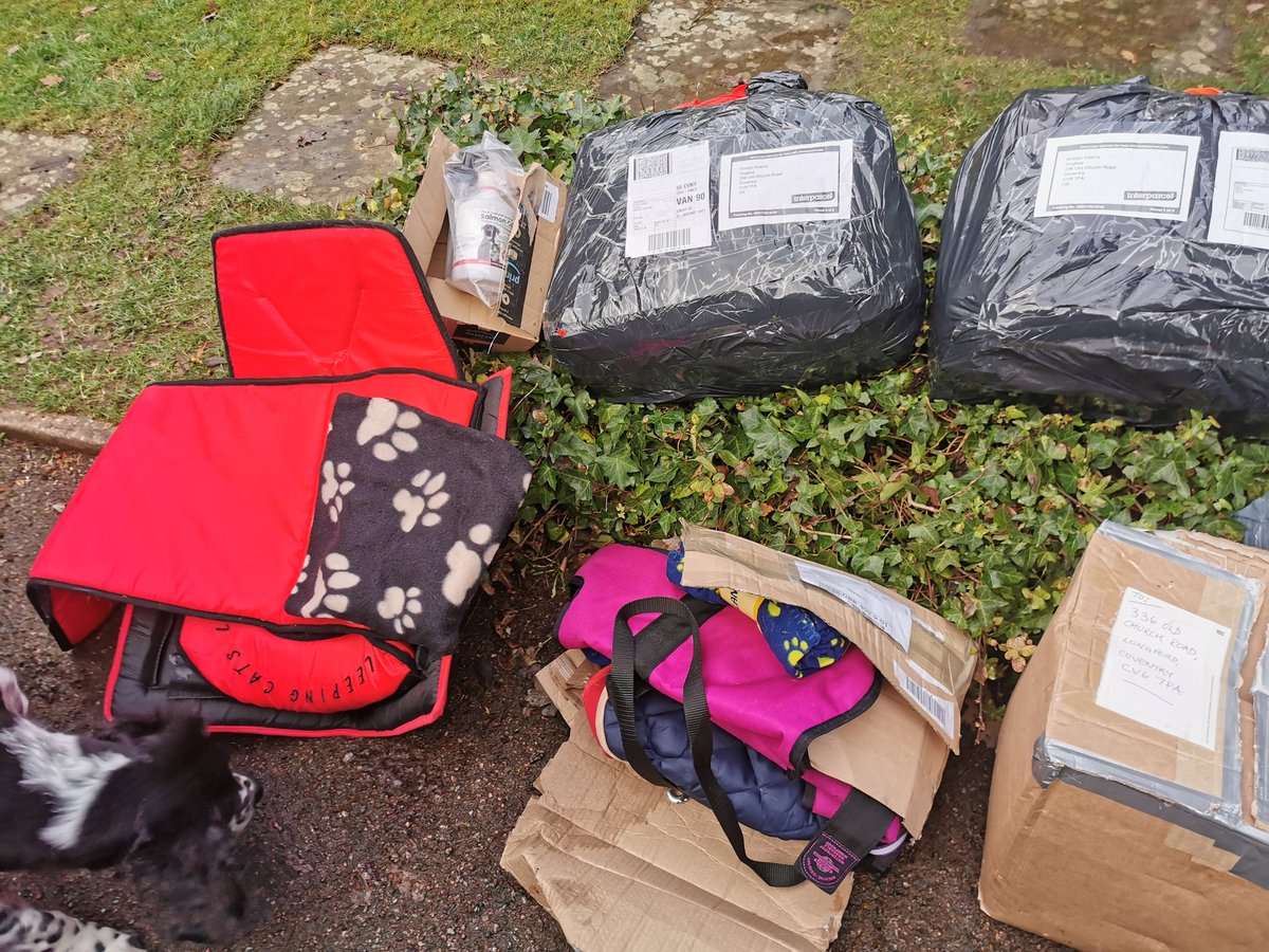dogbus999's tweet photo. We managed to get everything that was donated loaded up on the #dogbus Over a hundred duvets 😎🐾 lots of warm coats, food bowls, plastic tub beds, lots of food tins, bags of food, medications, multivitamins etc. YOU GUYS ARE DA BEST! Thank you #teamdogbus
#romaniadogs #aid https://t.co/vvNr3Jhj1E