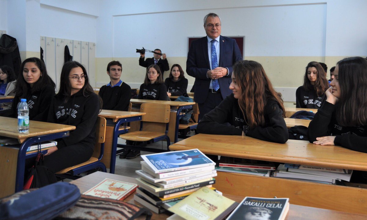 Ezohan's tweet photo. Nasıl okuyacağını bilen herkes kendini büyütme, içinde bulunduğu koşulları iyileştirme, hayatını doldurma, belirginleştirme ve ilginç hale getirme gücünü elinde tutar…A.HUXLEY
#MANEP2023 
#manep2023
#MANEP2🌍23
#manisaheryerdeokuyor https://t.co/MsdA9T1Xq6