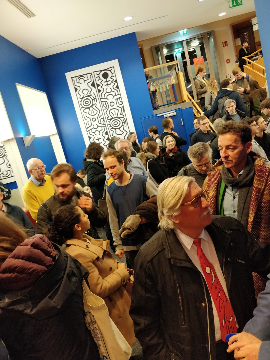 Alle warten gespannt vor der Tür auf Einlass zum #goldenesbrett