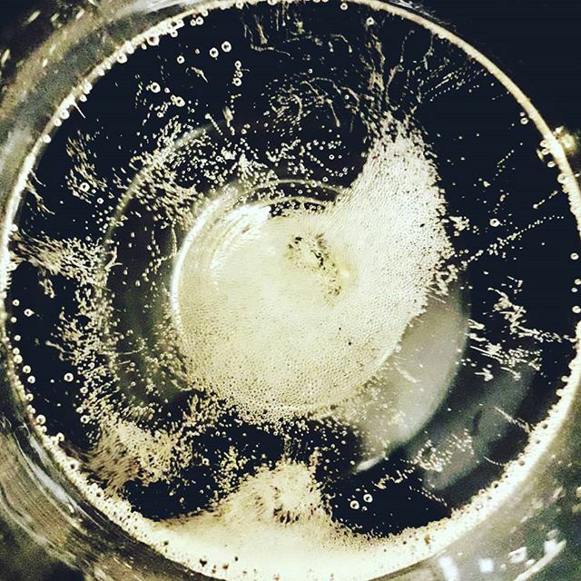 Friday night... Happy weekend to everyone 🥂 #growerchampagne #extrabrut #blancdeblancs #delicious #champagnelife #Champagne #ChardonnayOnly #SilexusSezannensis #CoteauxDuSézannais ift.tt/2LQvAz9