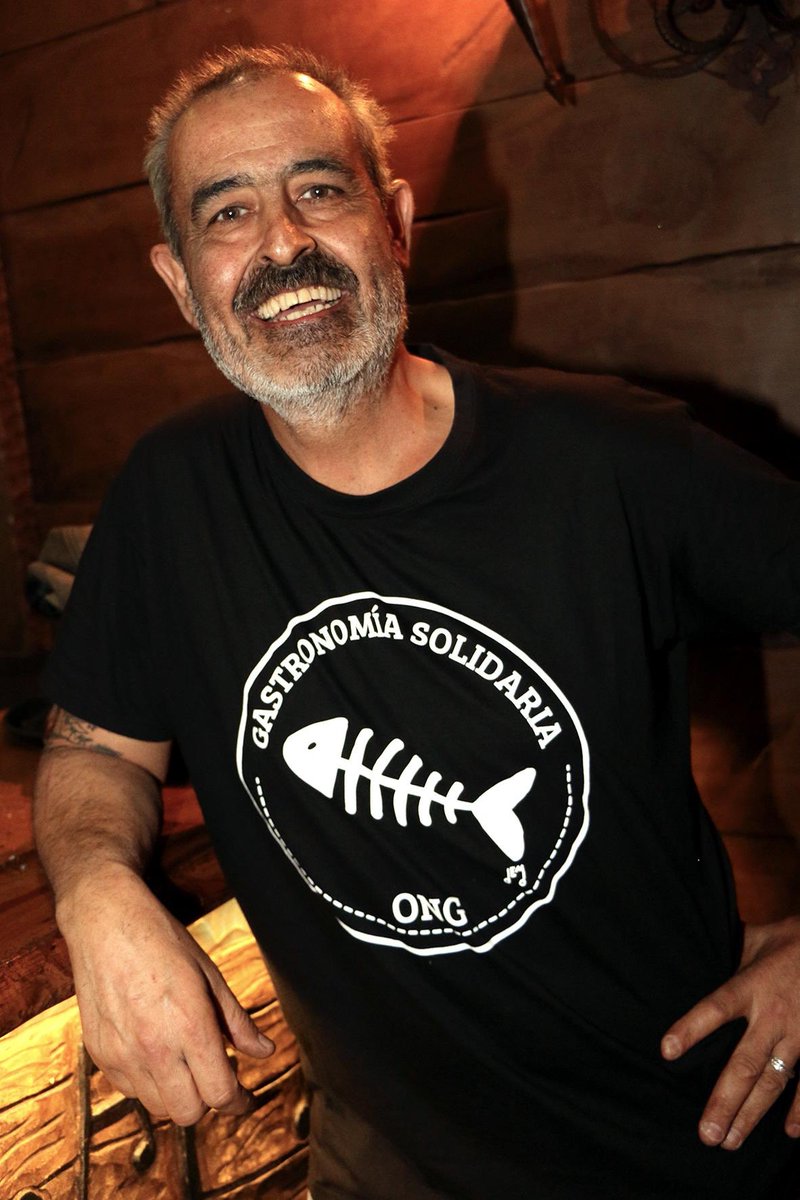 Hoy, hemos perdido todos a un gran cocinero, un colega, un amigo y un referente.
Juan Pablo Felipe, quien fue chef y alma de El Chaflan, nos ha dejado hoy.
Donde esté, habrá un fuego encendido para hacer lo que siempre hizo, emocionarnos con su cocina y su sensibilidad.