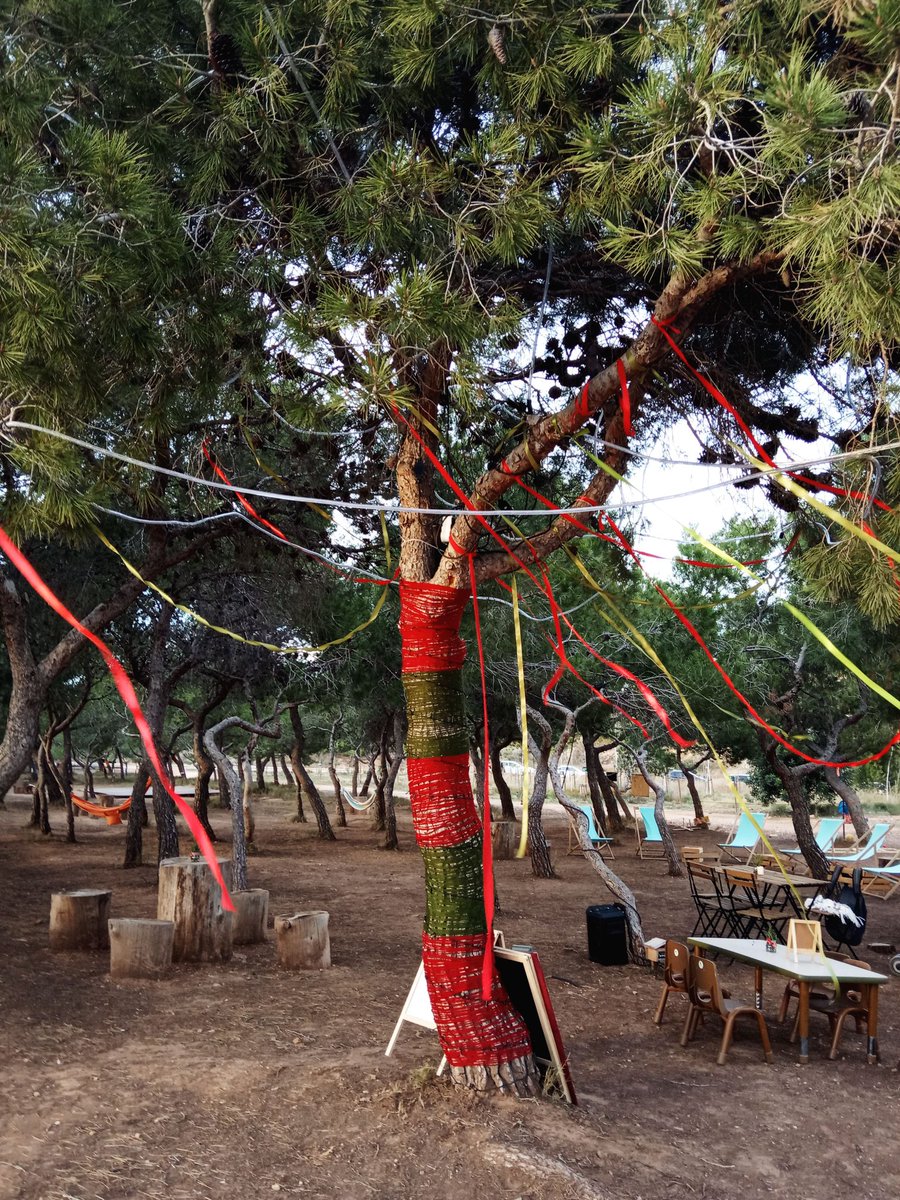 barriolapinada's tweet photo. Hoy hemos inaugurado la agenda de actividades navideñas con el encendido de luces del árbol del #BarrioLaPinada 🎄
¡Nos ha quedado precioso!
Ven a verlo y aprovecha para tomarte una taza de chocolate calentito en nuestra #foodtruck ☕
#Paterna #LaPinadaFun https://t.co/id04Wf1p0K