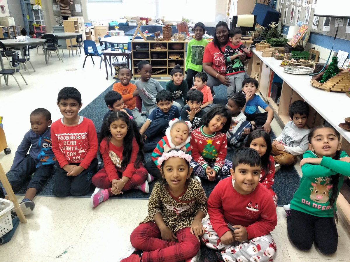 QSPSK2's tweet photo. Christmas clothing, green and red today! https://t.co/jamC1u2egw