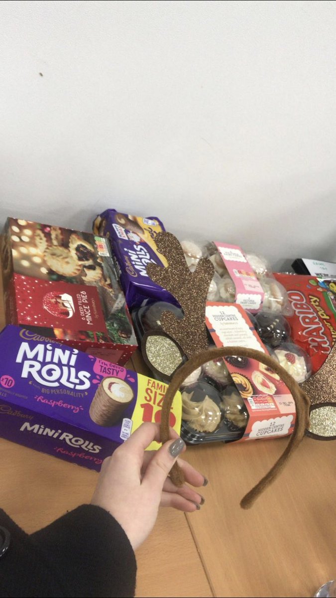 RachelC_ERAC's tweet photo. Massive well done to U35 females leading the way today. Over £100 raised for Zoe’s Place Hospice in Liverpool during our cake sales🙌🏼🍰👏🏼💚 @laura_hinch6 @HailsGriff1 @U3BetterMan https://t.co/zwFU3ihL4v