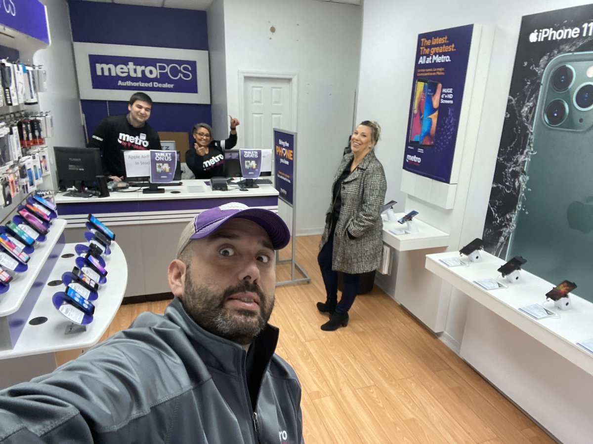 MSilvia's tweet photo. @mariat6964 &amp; @SomselDana ! Infusing knowledge and selling these amazing deals!#metrobytmobile #endofyearsale #noteamlikemyteam https://t.co/BCE5c7sGL6