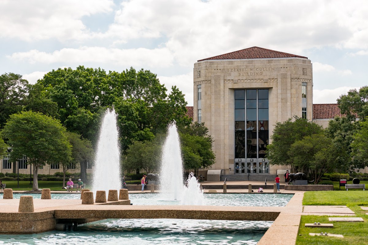 GHPartnership's tweet photo. #DidyouKnow: The Houston region has more than 40 two-year community colleges and four-year universities, including 3 Tier 1 universities: @UHouston, @RiceUniversity & nearby @TAMU Learn more about #LivinginHouston: https://t.co/KjURLqiBhp https://t.co/kyCpuQTrEl