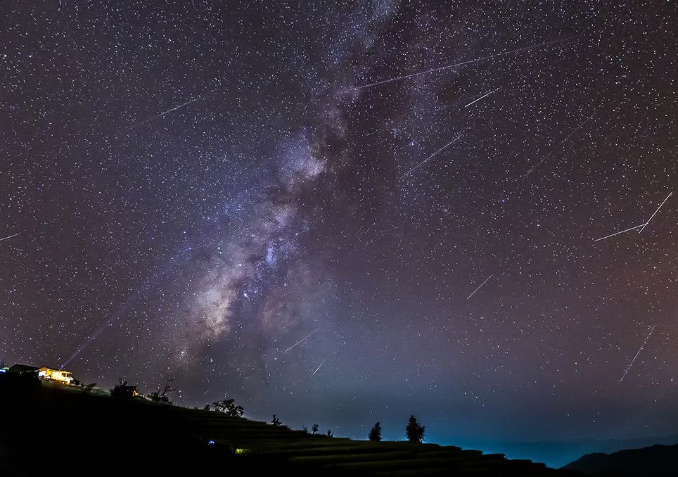 Para ver la lluvia de estrellas no es necesario instrumento óptico alguno, solo busque un lugar suficientemente oscuro, recuéstese y disfrute del espectáculo; el maximo de esta lluvia es después de la media noche!