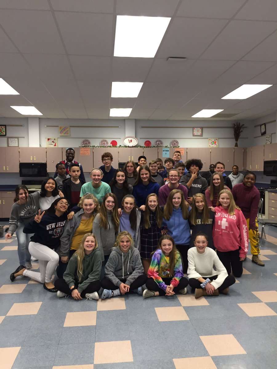 Today Manor Middle World Language students learned about French language, food, music &amp; more from a Congolese perspective with guest speak Terry Mulumba. 🇫🇷🇨🇩