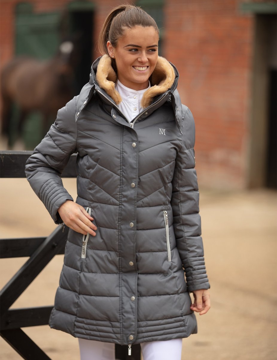 Looking for the perfect gift for horse lovers? The Mark Todd coat is a top equestrian Christmas gift year in, year out. This year's exciting new colour is the stunning space grey 🌚✨

Shop now - bit.ly/2EcmWGG

#equus #equusengland #marktodd