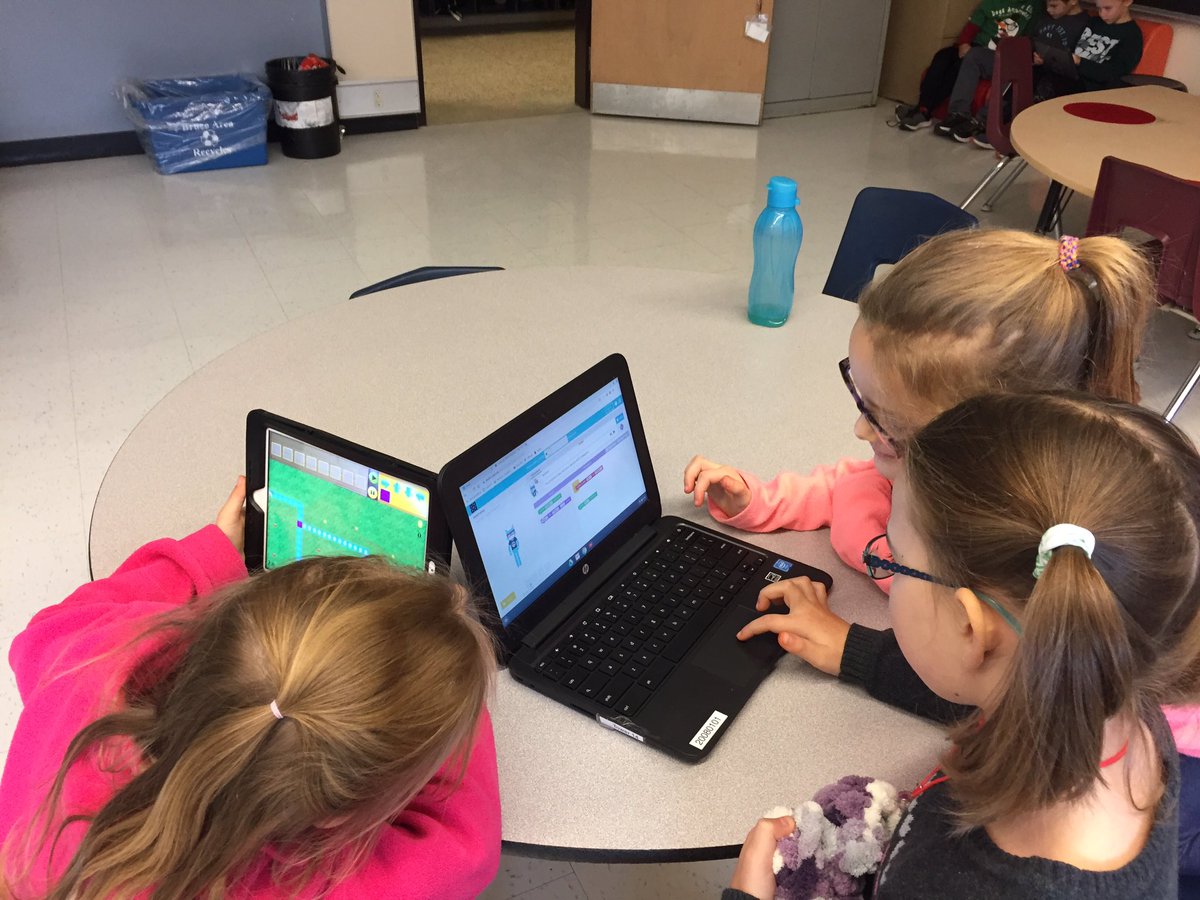 lisa_zettler's tweet photo. Hour of Code @SHTeeswater #BGCCodes https://t.co/b3qdAKmf3c