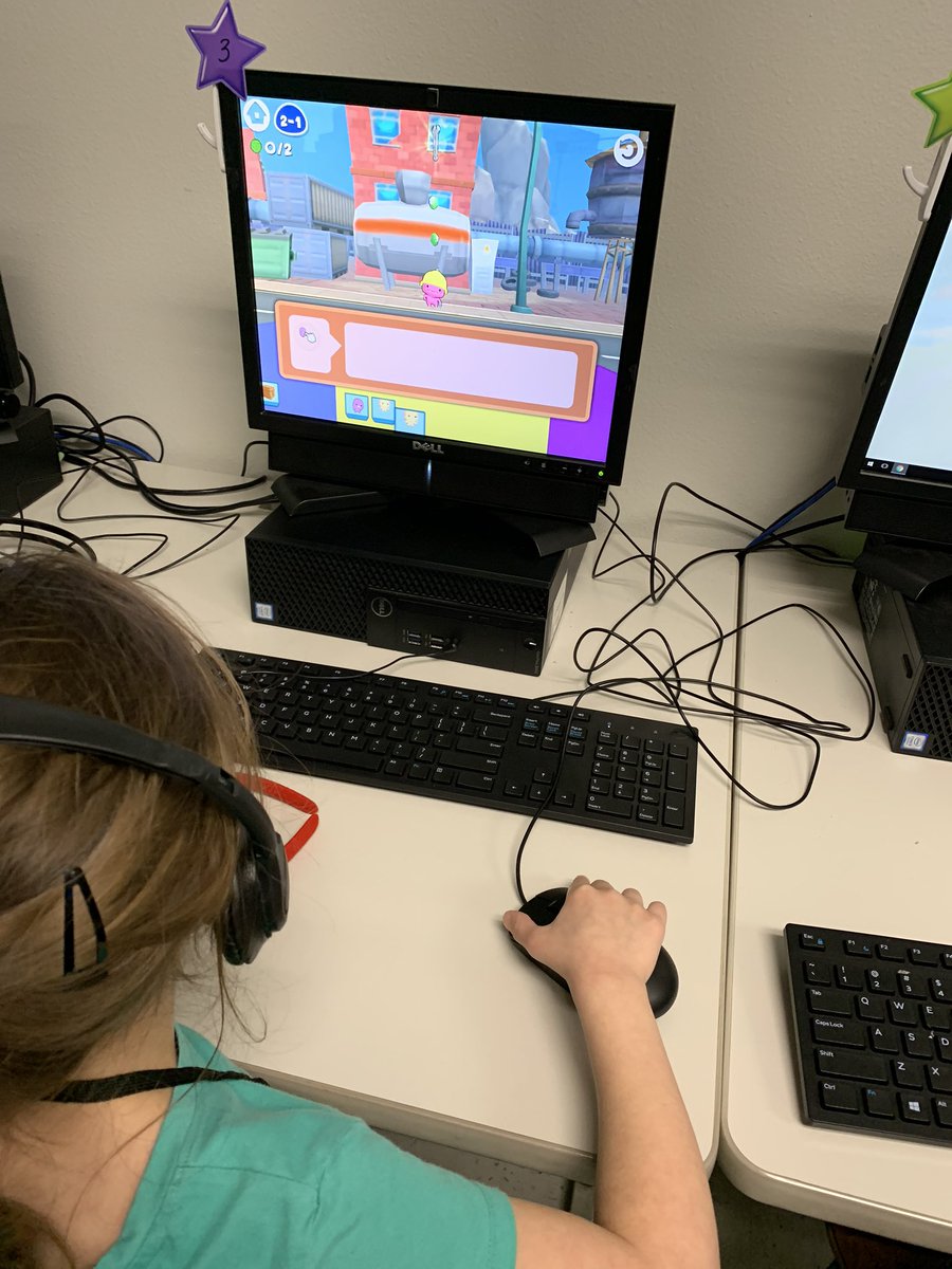 tiffanyfenton's tweet photo. From Santa to Kinder, Coding is for everyone! #HourofCode2019 @sciencehallsuns https://t.co/R0uzbkcRbB