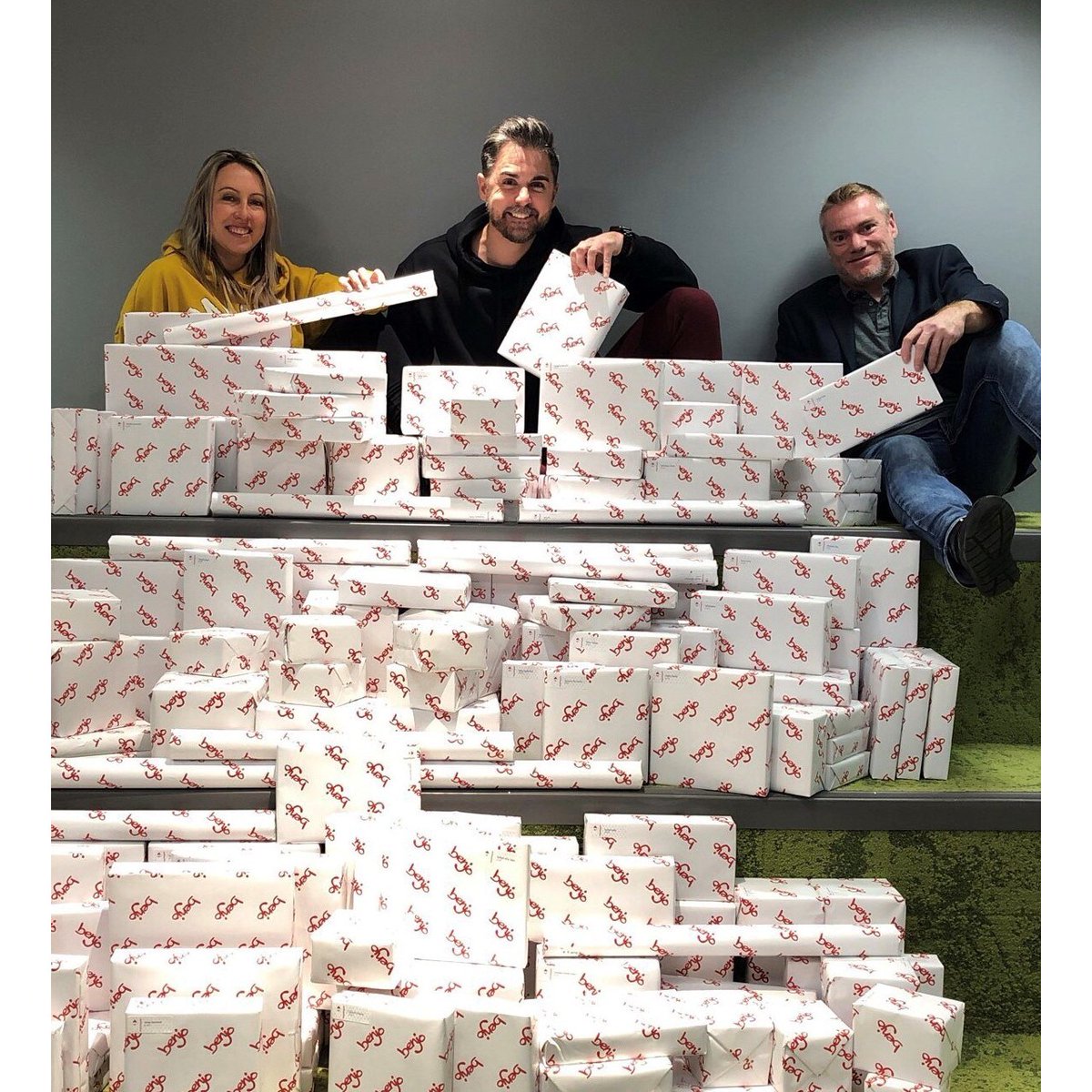 .<a href="/crakmedia/">Crakmedia</a> remet des cadeaux à plus de 140 familles pour #Noel bit.ly/35hsrA4