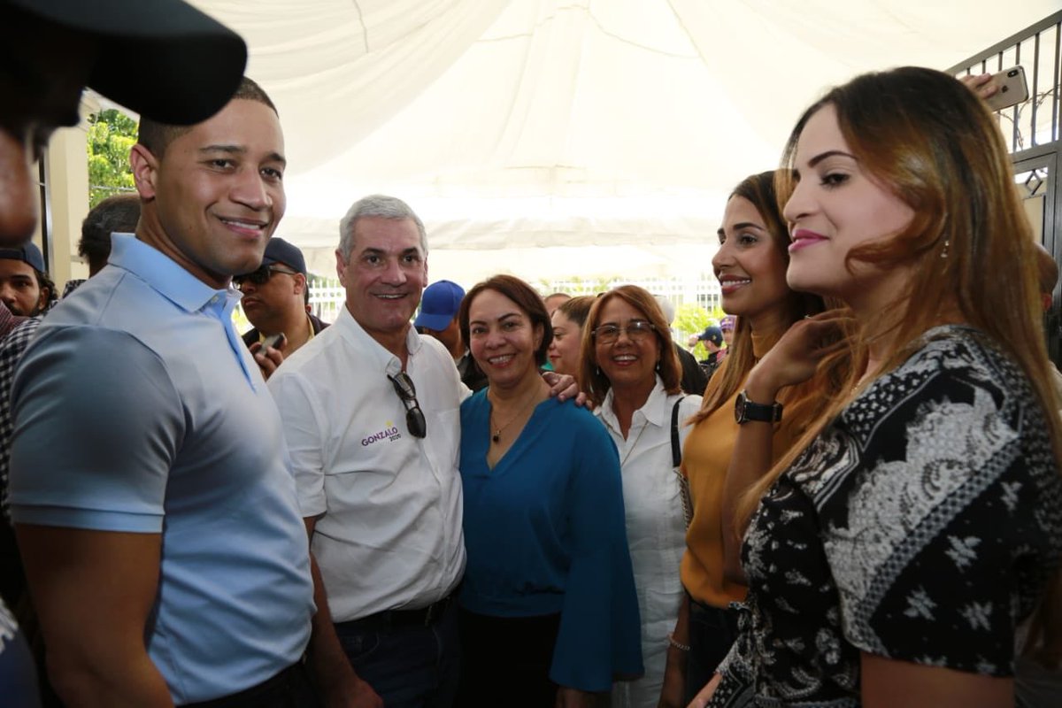 GonzaloCastillo's tweet photo. En San Juan de la Maguana aprovechamos también para disfrutar de su sabor. Gracias al candidato alcalde, Lenin De la Rosa, por guardarnos un chenchen con chivo.

#GonzaloPresidente #EquipoG2020
#SanJuanEsDeGonzalo https://t.co/WKzU0qgddo