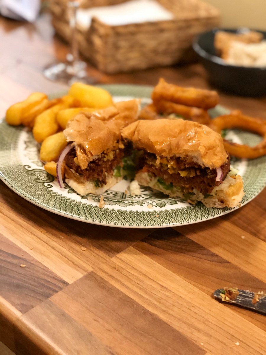 So delicious the <a href="/CorkGourmetGuy/">Dave Ahern</a> Zero Bull Burger in action at Steins at Chester Indoor Market Verdes Plant Based pop up restaurant 🌱 ❤️🍔