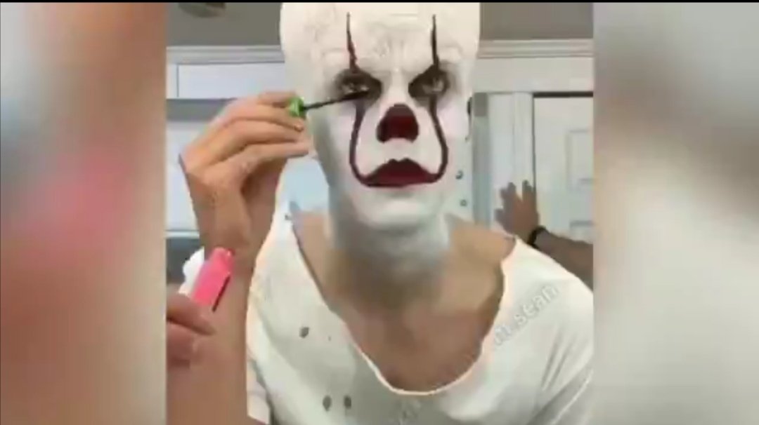 Pennywise on "The magic behind makeup 🎈 Time lapse of Bill Skarsgård becoming Pennywise for #ITChapter2 🤡🎈 / Twitter