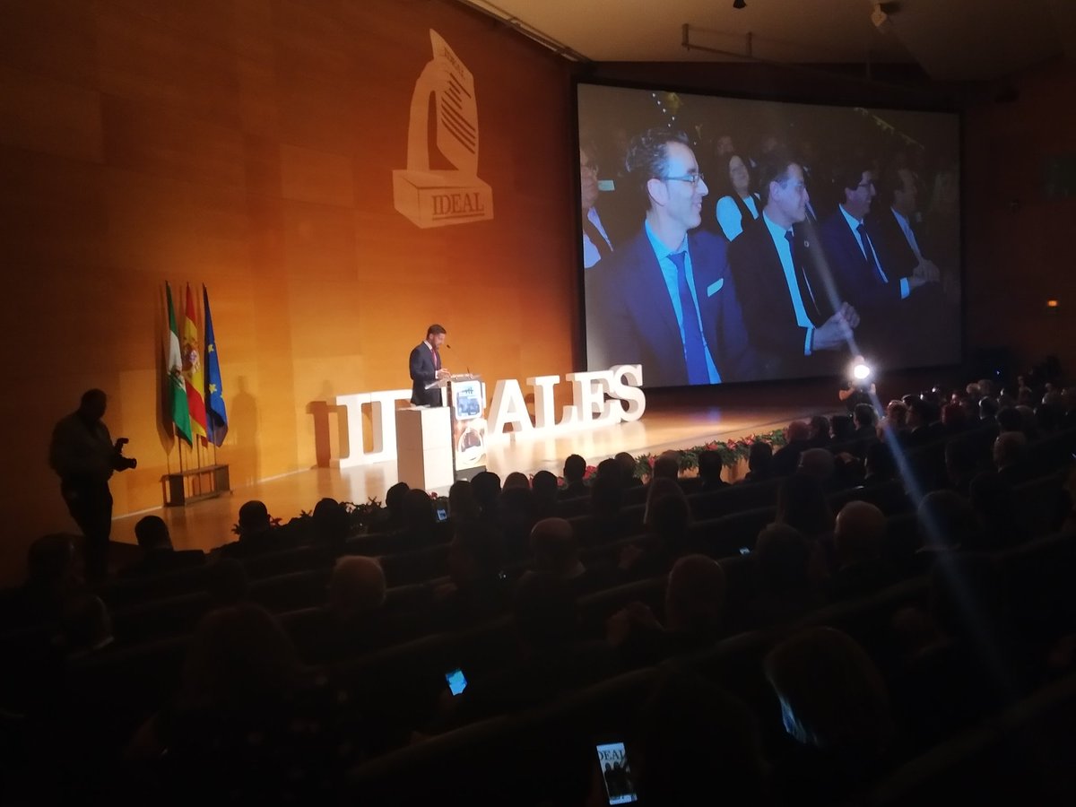 ▶ #PremiosIDEALES El presentador <a href="/RafaelLamelasjr/">Rafael Lamelas IDEAL</a> comienza el acto repasando el espíritu de estos galardones: "Estos granadinos merecen nuestro reconocimiento por su gran labor en la provincia". ideal.es/granada/direct…