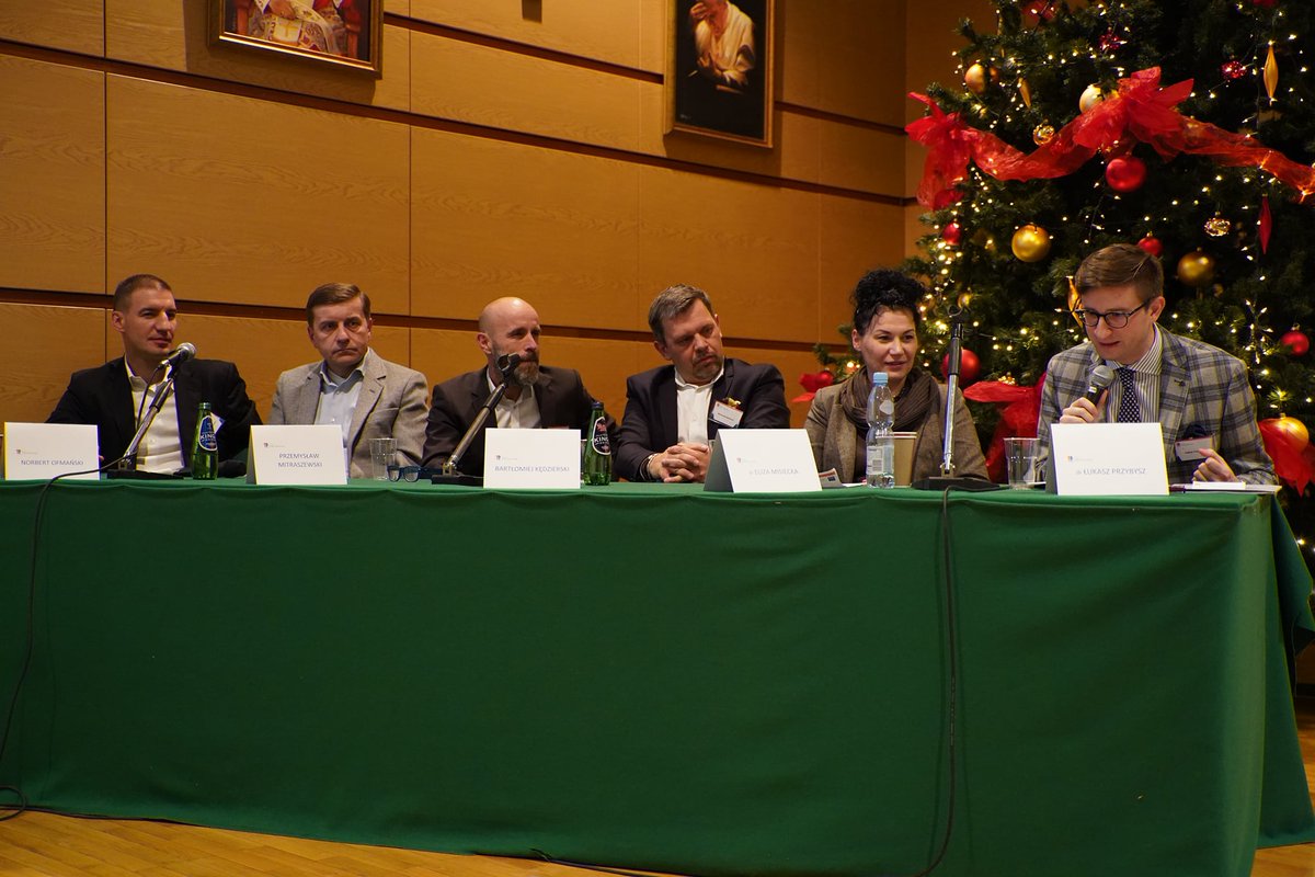 prwsocialmedia's tweet photo. 📢Ostatni panel poprowadził dr @lukaszprzybysz🎤 Udział w dyskusji🗣️ wzięli: Sebastian Hejnowski, Bartłomiej Kędzierski, dr Eliza Misiecka, Przemysław Mitraszewski oraz Norbert Ofmański. Bardzo dziękujemy wszystkim uczestnikom konferencji, zarówno czynnym, jak i biernym❤️#EtykaPR https://t.co/2kVSwvNTiH