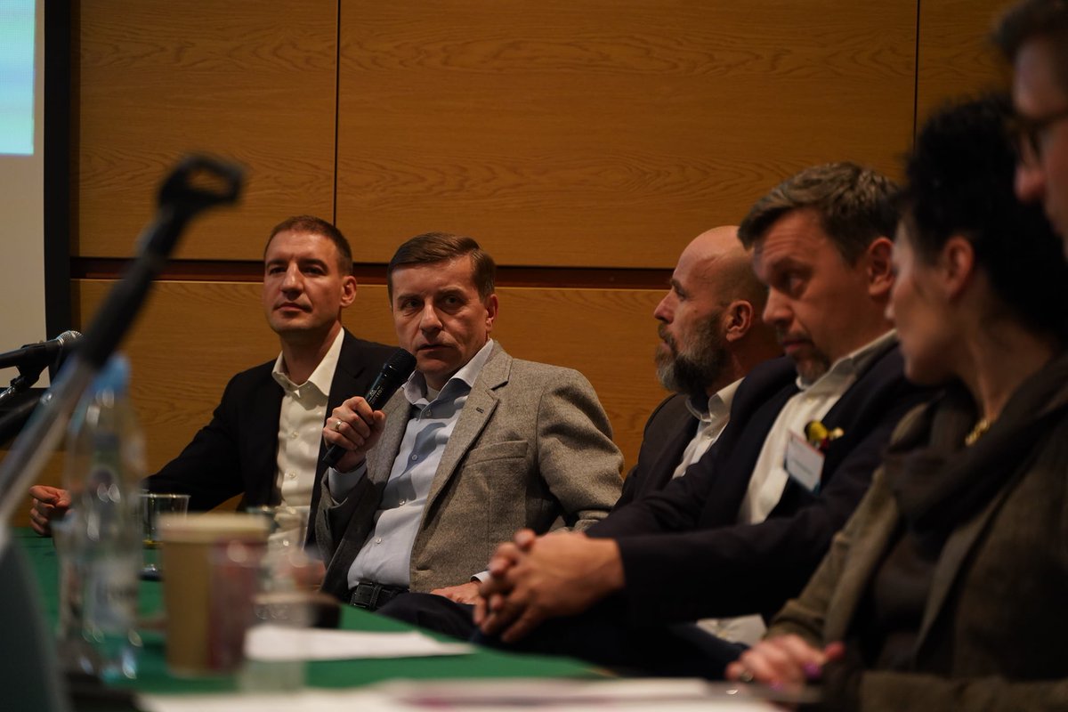 prwsocialmedia's tweet photo. 📢Ostatni panel poprowadził dr @lukaszprzybysz🎤 Udział w dyskusji🗣️ wzięli: Sebastian Hejnowski, Bartłomiej Kędzierski, dr Eliza Misiecka, Przemysław Mitraszewski oraz Norbert Ofmański. Bardzo dziękujemy wszystkim uczestnikom konferencji, zarówno czynnym, jak i biernym❤️#EtykaPR https://t.co/2kVSwvNTiH