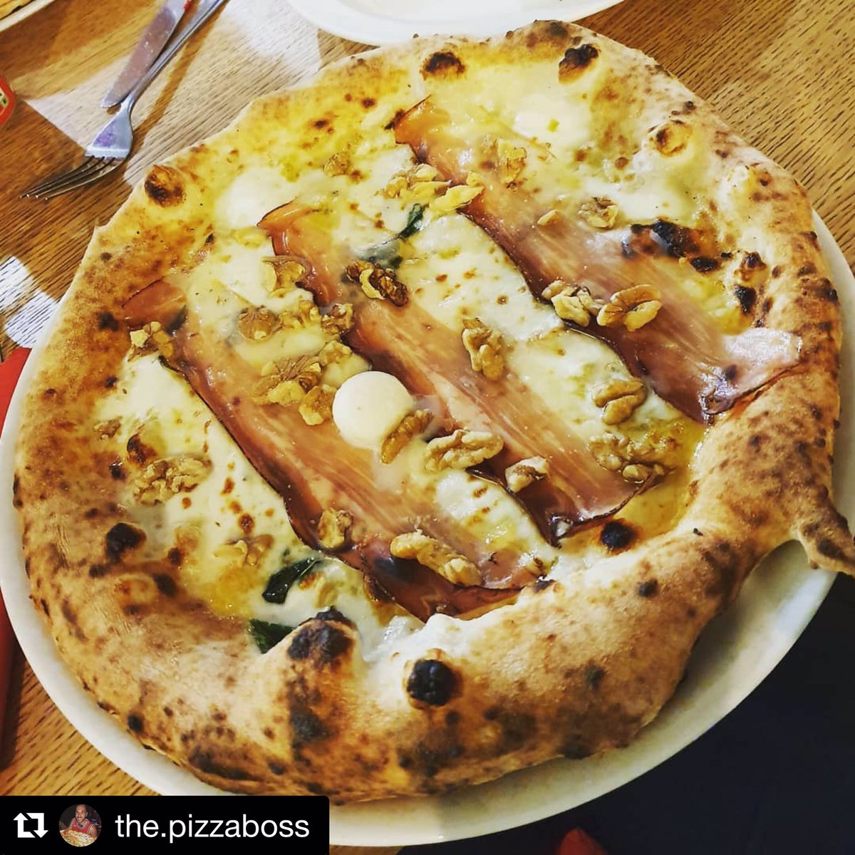 noiquattrouk's tweet photo. #Repost @the.pizzaboss with @get_repost
・・・
#Montanara from @noiquattrouk 👌🇮🇹
Fior di latte, #gorgonzola, #walnuts and #speck. 
🍕 very rich.
.
#PizzaNapoletana #pizzas #Pizzaiolo #NeapolitanPizza #Pizza #Pizzaiolo  #PizzaBoss #PizzaFritta https://t.co/BUtRgYiE4E
