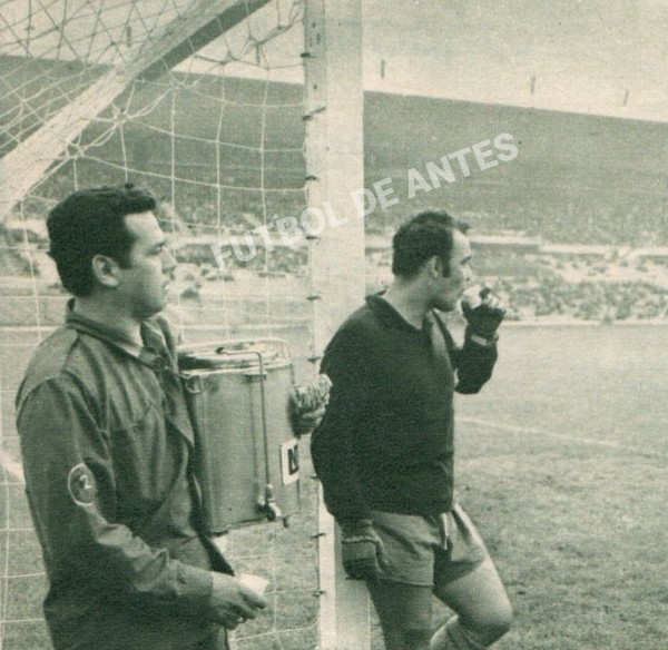 futboldeantescl's tweet photo. Pancho Fernández, arquero de Green Cross Temuco, tomando café en medio de un partido contra Palestino en 1967. https://t.co/6T3EVdc4qc