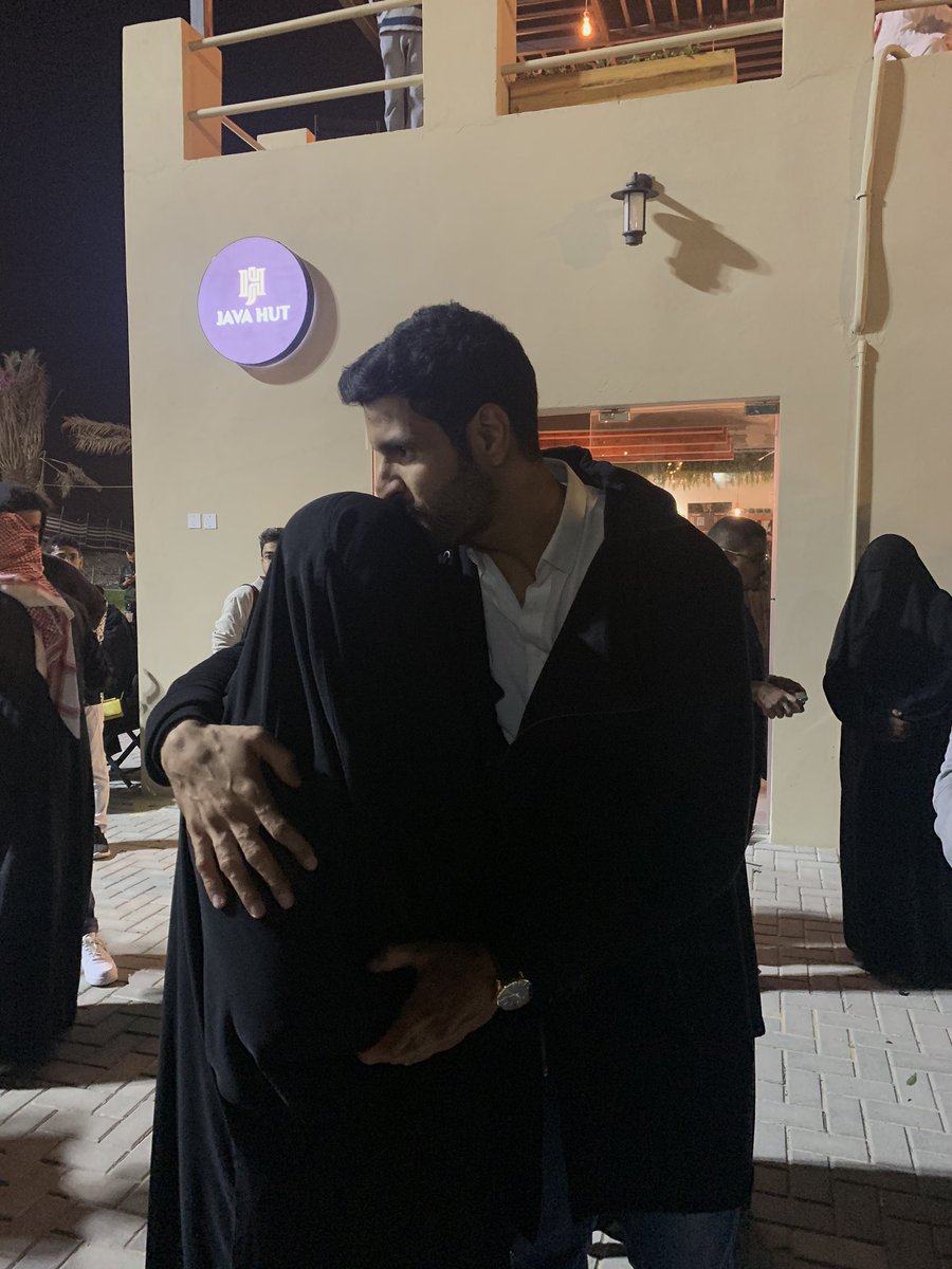 قد لا تعني لكم شيء هذه الصورة لكنها الدنيا بما فيها بالنسبة لي أمي ❤️
قبل أفتتاح <a href="/JavahutSa/">javahut.sa</a> أصريت انها تقص شريط الافتتاح رفضت خجلاً
لانها ع حد تعبيرها أمرأه "مغطيه" نفسها وقد تسبب احراج لي اذا ظهرت بهذا الشكل أمام متابعيني
هي لاتعلم كم افتخر فيها بكل تفاصيلها 
سعيد بأنها بجانبي