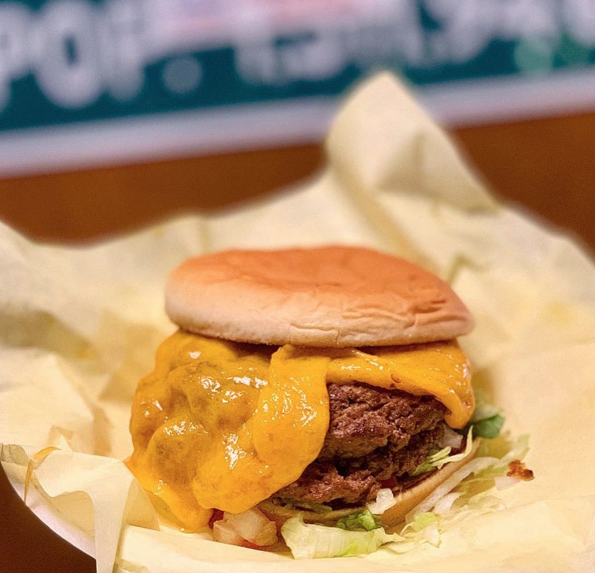 chrismadrids's tweet photo. We take our cheese to meat ratio very seriously. π
.
#ChrisMadrids #SAeats #SanAntonio #CheddarCheezy
.
π· : @westley_arredondo https://t.co/Y8Bl2mSuUN