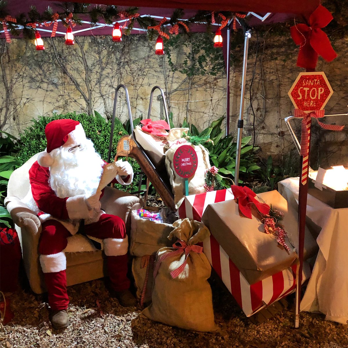 ZOCOBarcelona's tweet photo. ¡Ho Ho Ho! 🎅🏼 Hoy ha venido Papa Noël a vernos y a repartir sorpresitas. ✨ Nos ha dicho que mañana sábado 14 y domingo 15 volverá a @zocobarcelona de 18h a 20h. Además, tendréis la posibilidad de saborear un fantástico chocolate caliente🍫 con “melindros” por 3€. ¡Os esperamos! https://t.co/WxHCOhWxlR