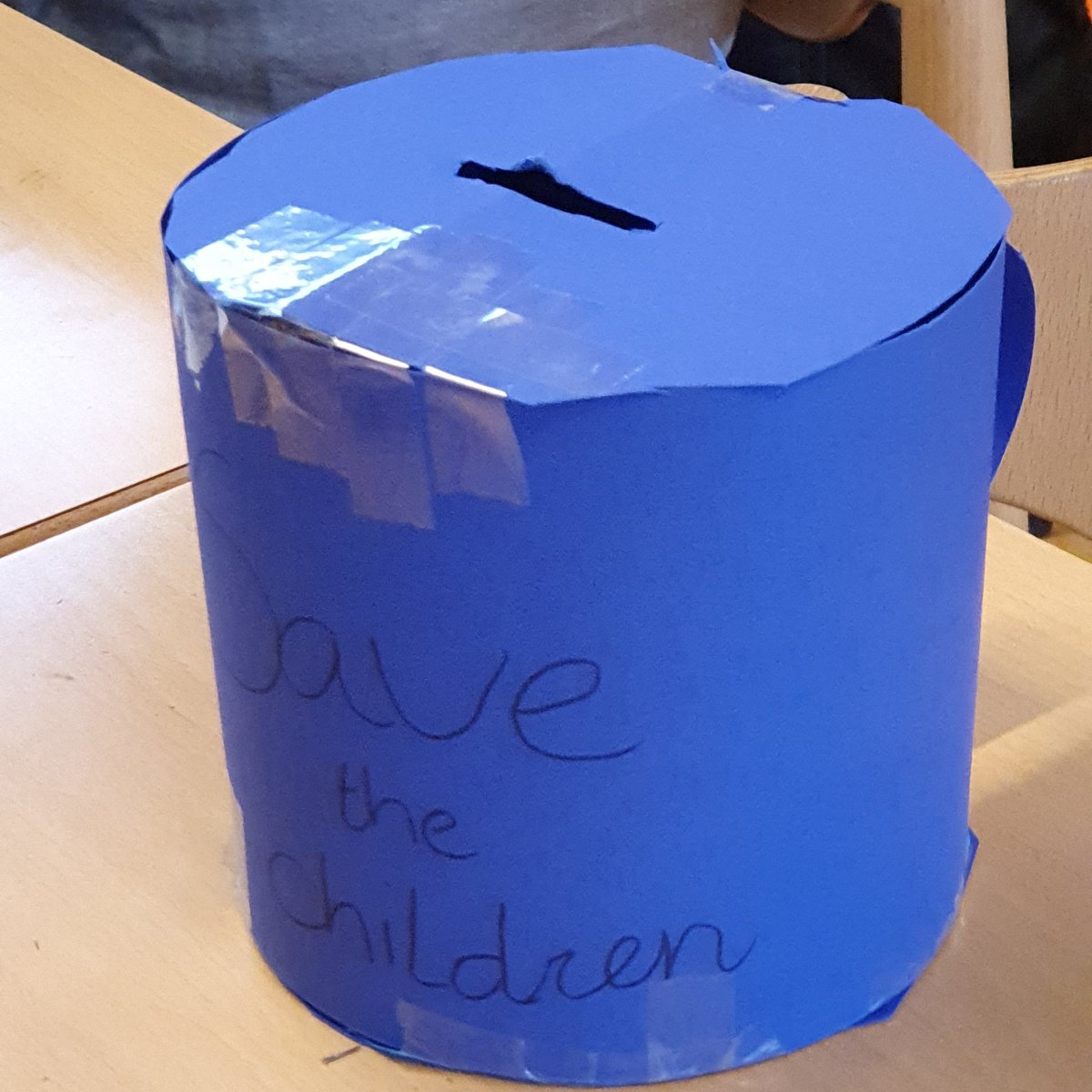 Vandaag was het foute kersttruien/accessoire-dag op de Veldrakker! Er is geknutseld om geld op te halen voor 'Save the Children'. Iedereen bedankt voor de geweldige inzet! #foutekersttruiendag19 @savethechildrennl #obsdeveldrakker #stichtingrobijn