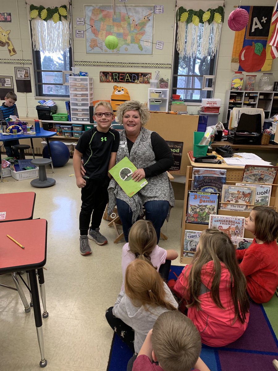 Jennife07654099's tweet photo. Such a fun surprise!!!   Owen’s mom was our special guest reader today!!#WeAreChardon #Munson #firstgrade https://t.co/7mnqvQ9mIh