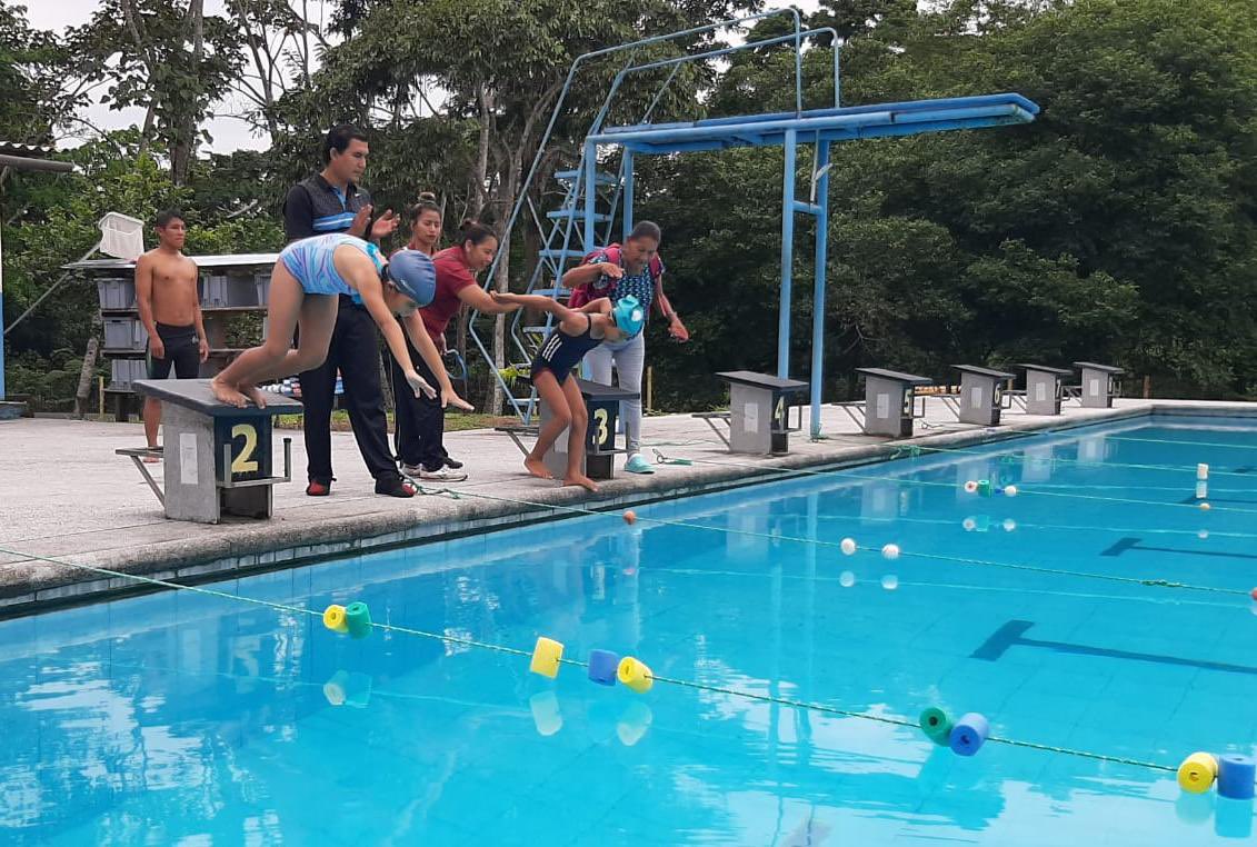 DeporteEc's tweet photo. Equipo técnico de la Coordinación @Deporte_CZ2 es parte del jurado en la prueba de natación, que se realiza en las instalaciones de la Brigada de Selva 10 Napo, dentro de las competencias de Olímpiadas Especiales Orellana 2019. #ElDeporteNosUne https://t.co/c1jMAZHbTt