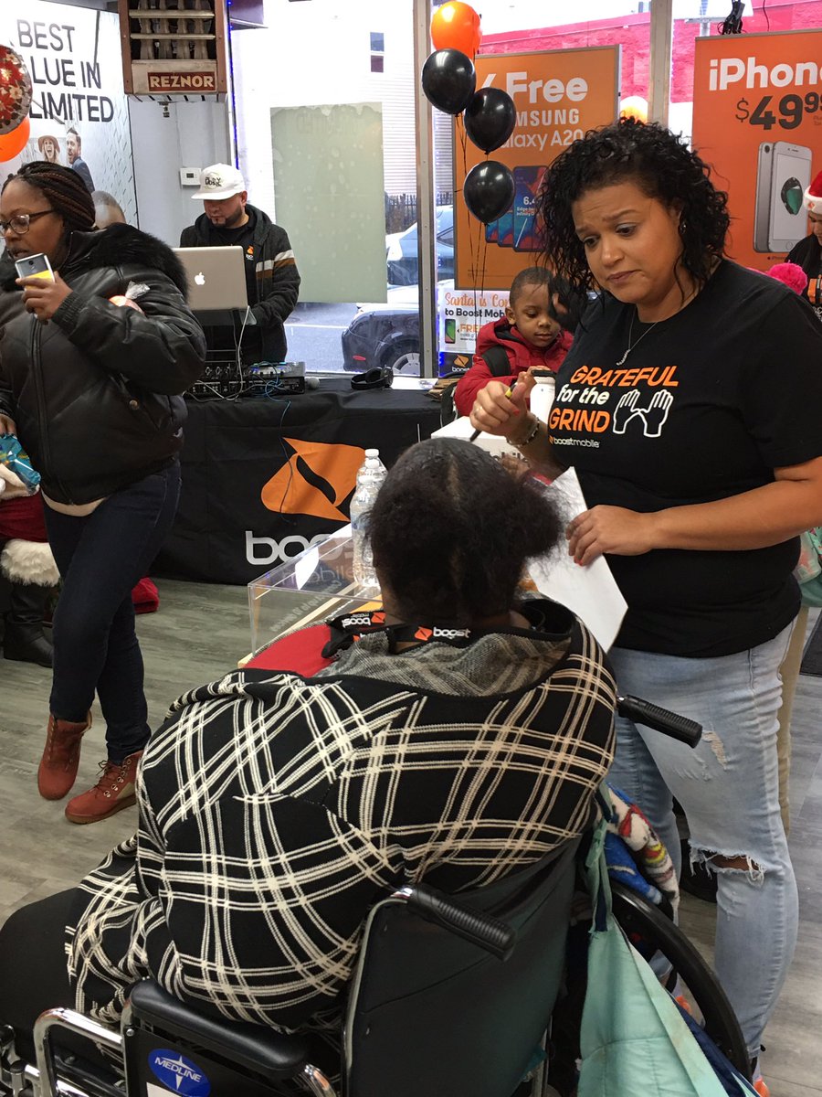 mattmboost's tweet photo. @JazzieMinMin kicking off the phone pitch, accessories install, and grabbing the driving traffic full hustle mode ! #NEhustle #santaevent @JayMiglionico @shawnatspg @anewton_SPG https://t.co/QqoBMAvsLd