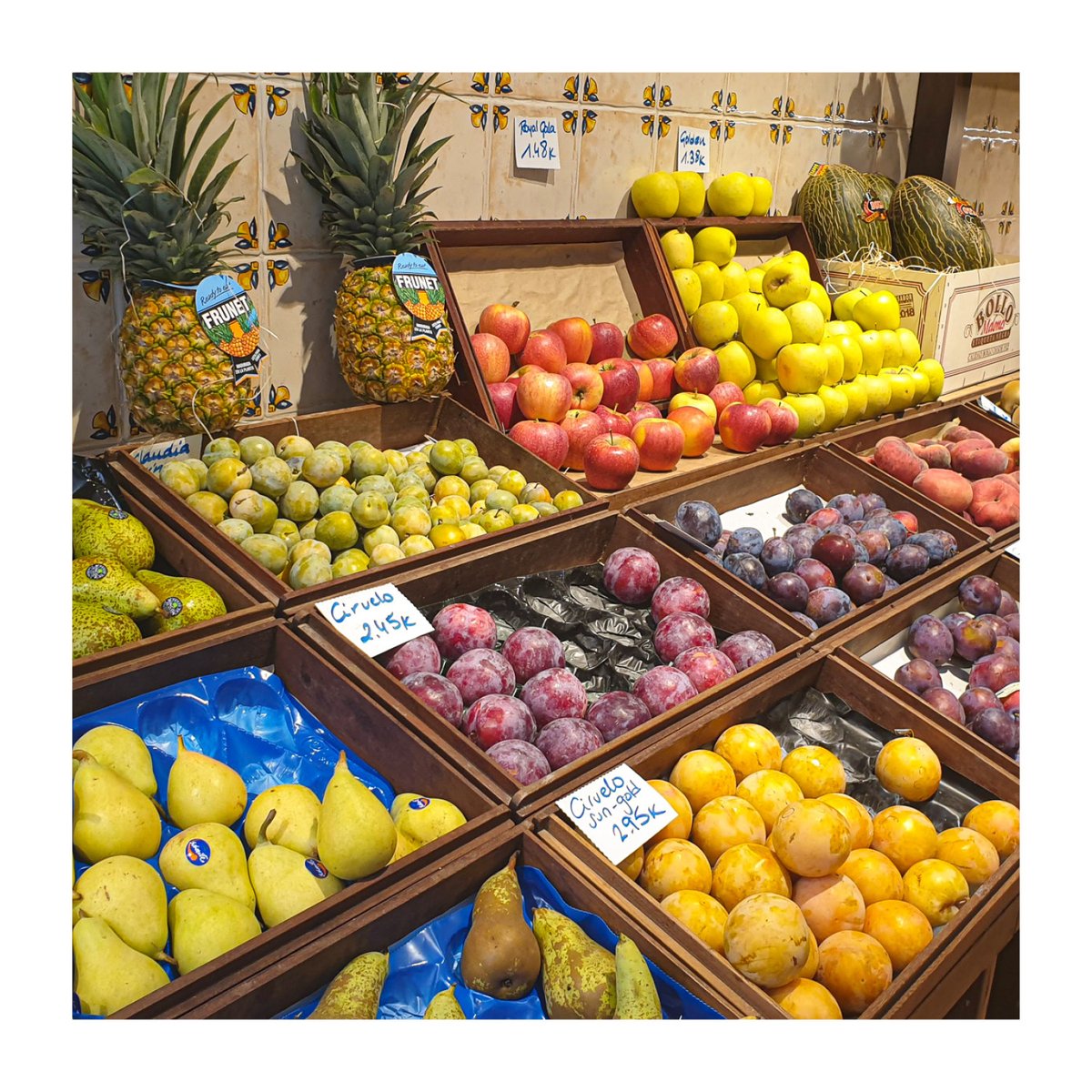 Pss pss... 😜que demà és dissabte... 👉i això vol dir una cosa... 🛍️Qué és dia de Mercat!! 😍Aprofita per fer ara les compres de Nadal 🎅abans que comencen a pujar els preus! 🧺I no t'oblides de comprar de temporada i de proximitat!