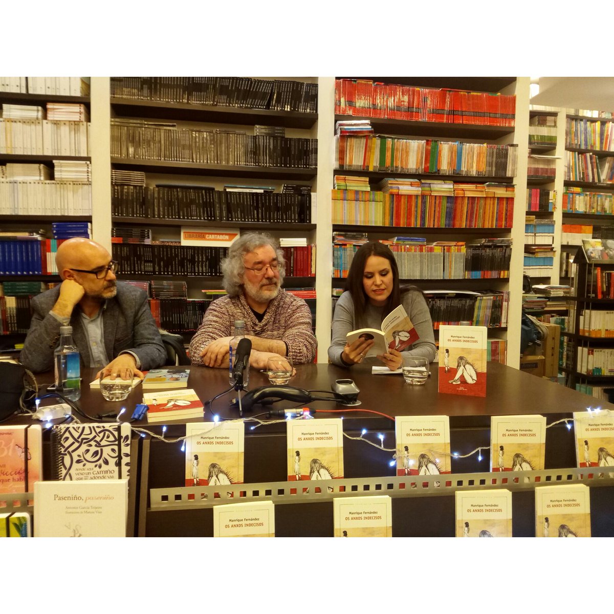 Editorial Galaxia (@edgalaxia) on Twitter photo Algunhas imaxes da presentación de "Os anxos indecisos", de <a href="/ManriqueFdez/">Manrique Fernández</a>, na <a href="/Cartabon_Libr/">Libraría Cartabón</a>. Acompañando ao autor, @chamademesimbad e <a href="/Augamarinha/">Iria Collazo</a> ✨⭐🚀 Algunhas imaxes da presentación de "Os anxos indecisos", de <a href="/ManriqueFdez/">Manrique Fernández</a>, na <a href="/Cartabon_Libr/">Libraría Cartabón</a>. Acompañando ao autor, @chamademesimbad e <a href="/Augamarinha/">Iria Collazo</a> ✨⭐🚀