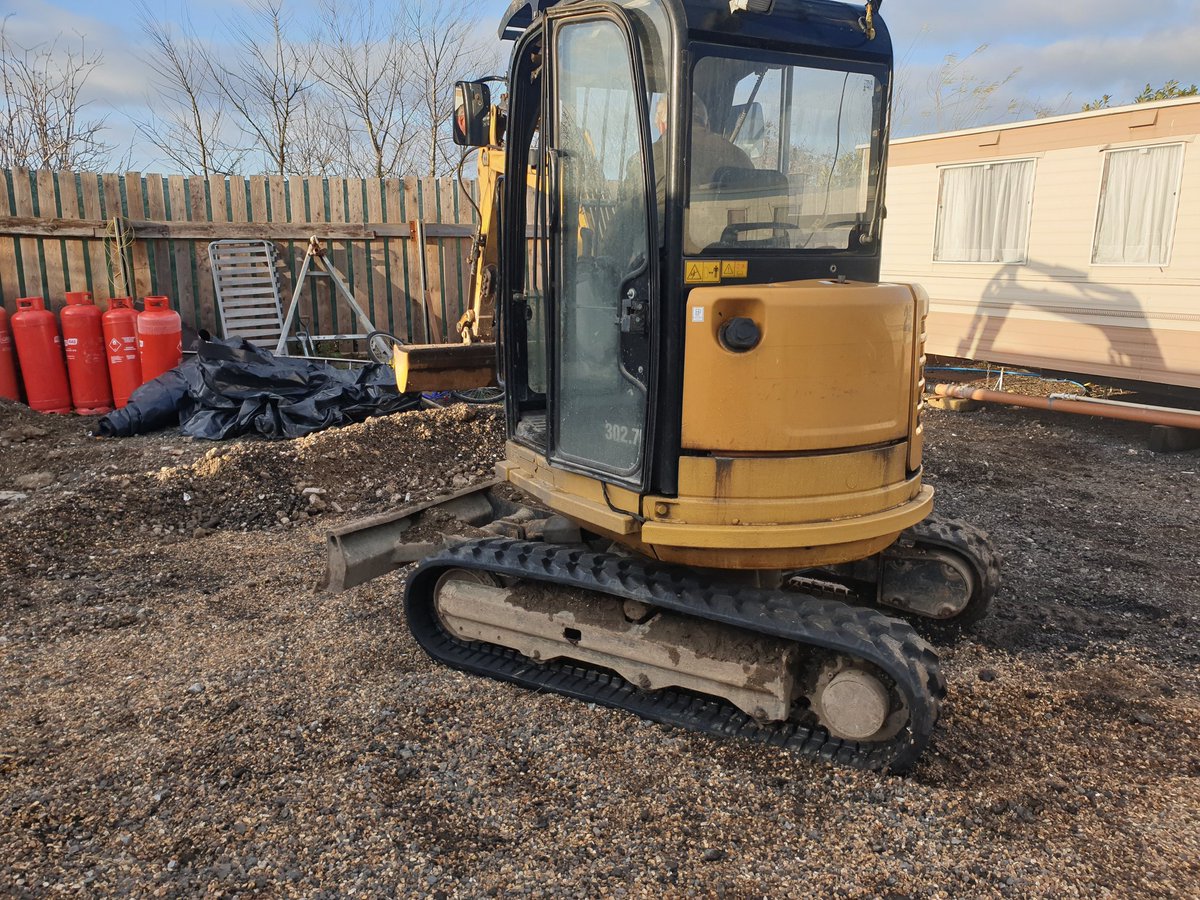 Snapped track replaced with a nice new one from leach Lewis tracks this afternoon for PRICE BROS SURFACING LIMITED  Surfacing.
 #repairs #caterpillar #onsite #fitter #plantengineer #exavator #tracks