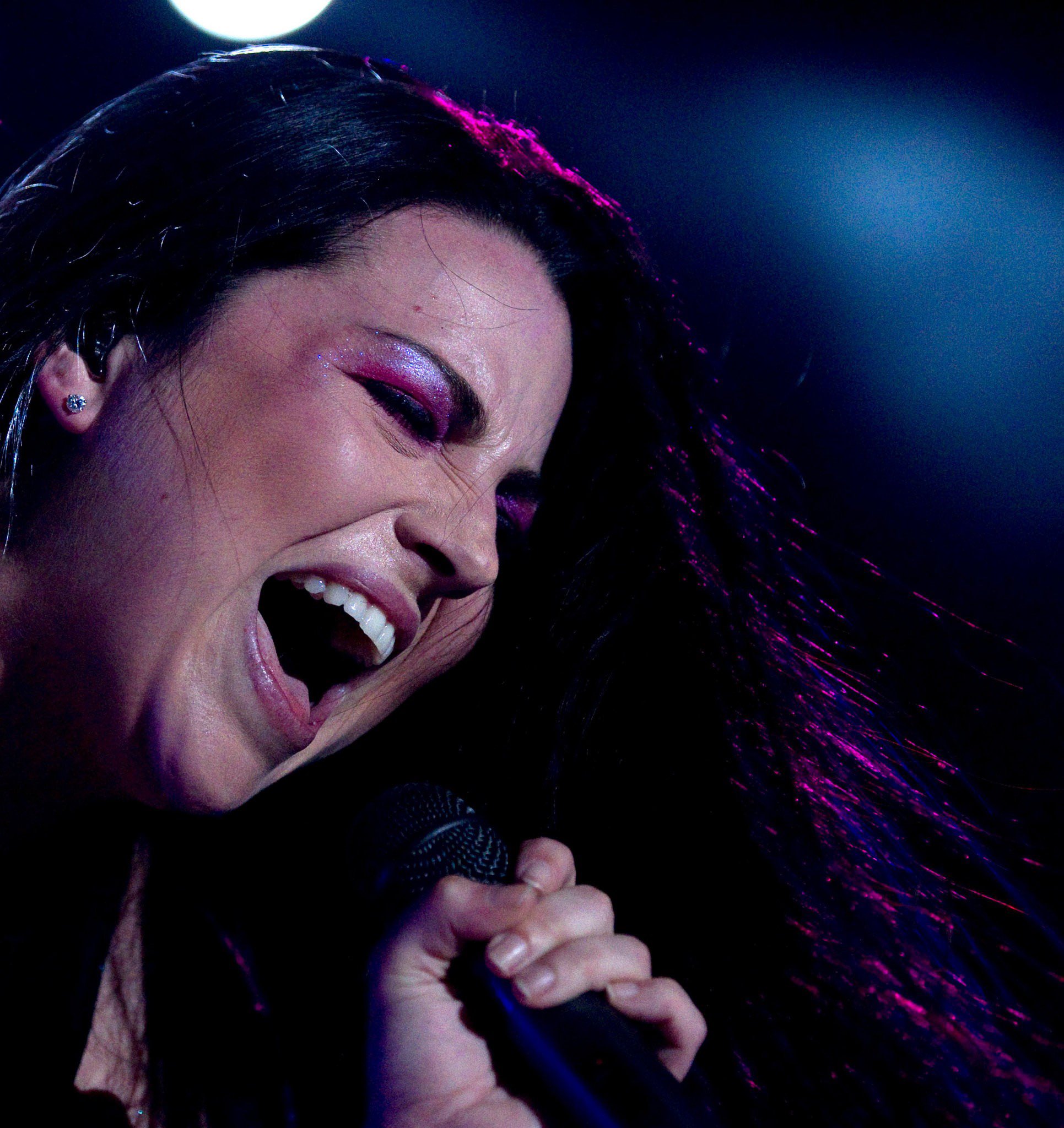 December 13th, 38 years ago, Amy Lee was born. Happy birthday 