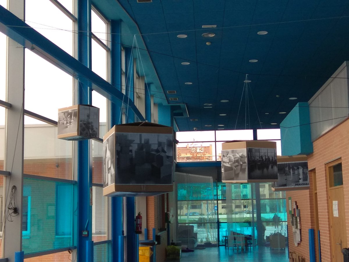 HipatiaFUHEM's tweet photo. Esta semana nuestra instalación toca a su fin y cierra el trimestre con la muestra de todo lo que hemos construido con nuestra imaginación. 📦📦📦 #infantilhipatia #cajas #aprenderjugando https://t.co/trZPfTYqGC