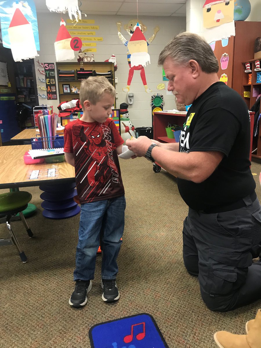 SeqElem's tweet photo. Thanks to Tim Tanner from Saint Mary’s who made splints for our K students. He connected to concepts from our K PLTW module on the human body. https://t.co/QIxtqZphEv