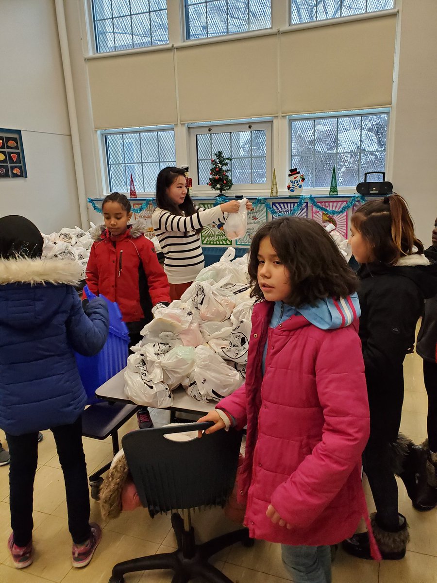 MulveySchoolWSD's tweet photo. Another wonderful week ends at Mulvey with the Breakfast To Go Delivery. Thank you Vice Chair Chen for all your help today! @iJenChen https://t.co/nxzW37AMnM