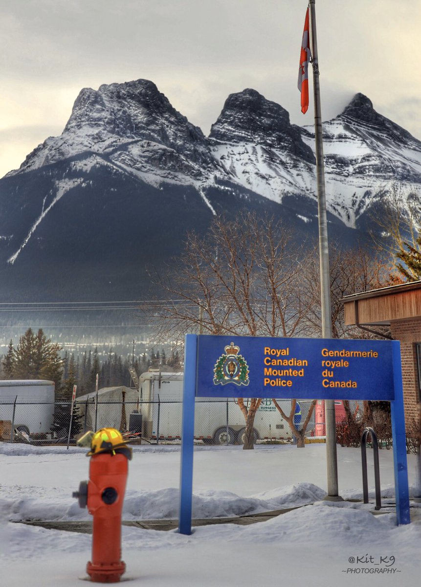 CanmoreFF_Assoc's tweet photo. BATTLE OF THE BADGES
RED♨️ v. BLUE🛂.
Tonight, 5pm @ Canmore Rec Centre, raising money for first responders’ mental health & well being. Please come and support your Bow Valley 1st Responders, nurses & doctors.
#BowValleyTimberWolves @SheepdogBrewing @StewartCreek @WolfeCanmore https://t.co/DYMNb1Djm3