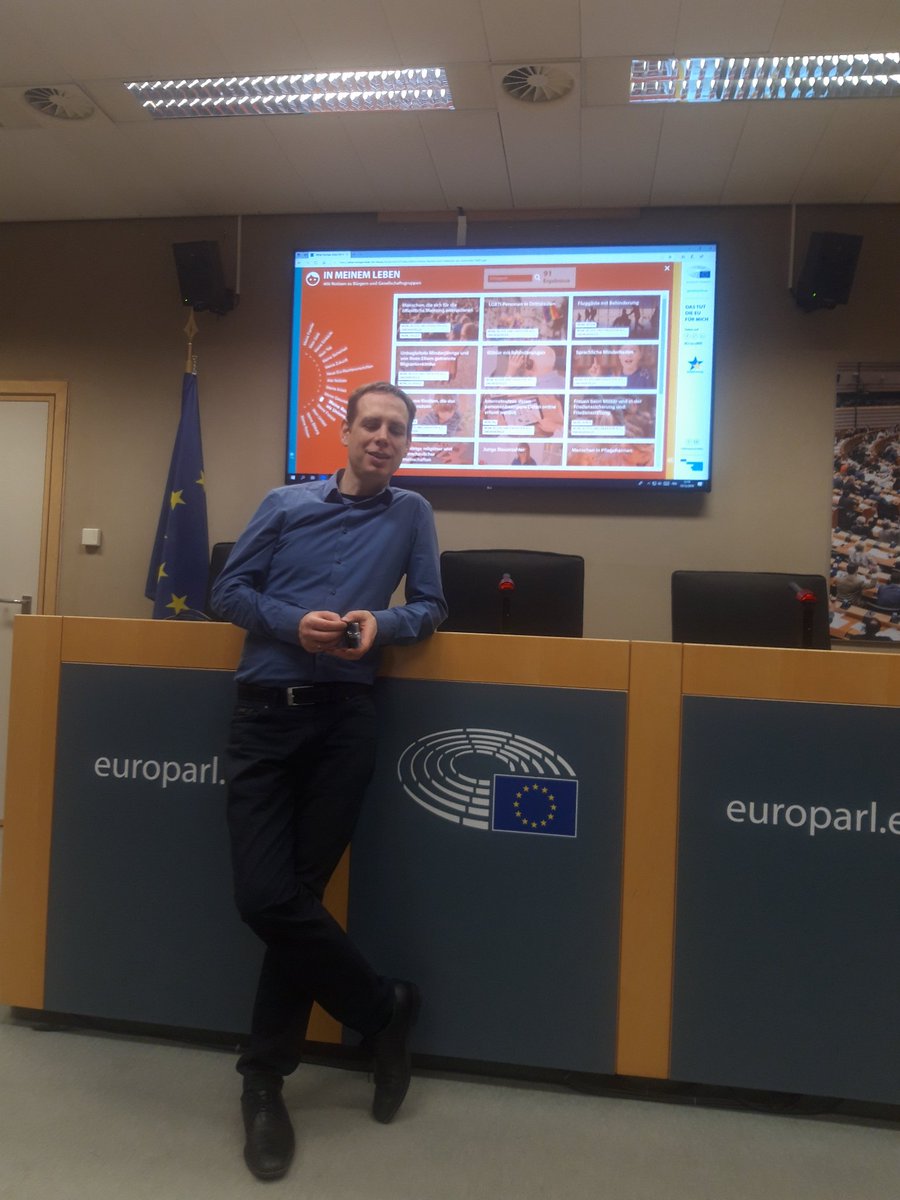 wakoatleast's tweet photo. Zu Besuch im EP bei @echo_pbreyer und dem @Terrorstofftier #Brüssel https://t.co/OssZQEwf6G
