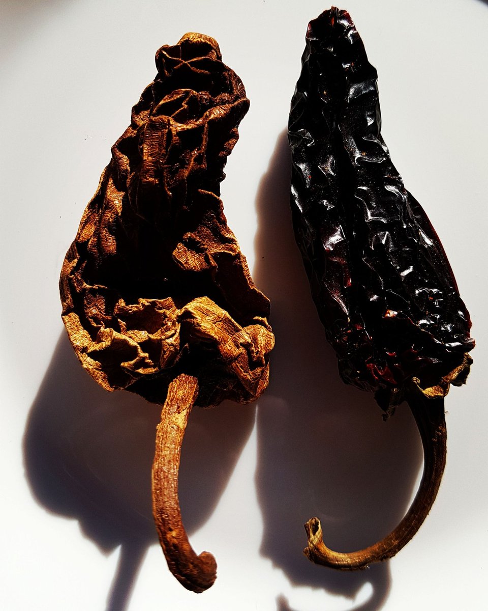 AtomicSpices's tweet photo. A tale of 2 chipotles: one got banned in the EU &amp; the other one didn't. We keep track of this stuff so you don't have to. So relax &amp; enjoy because you know we only provide the best.
(Btw, it's the Meco on the left that got banned.)
#chili #chipotles #texmex #spices #anthraquinone https://t.co/5Ja3wfmhIW