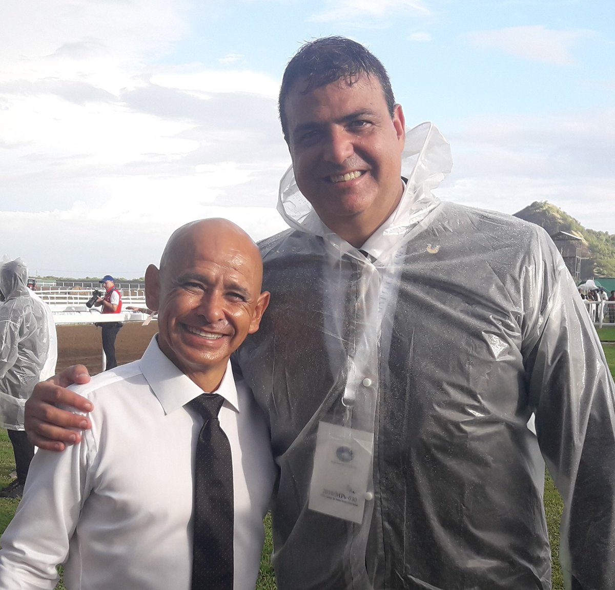 JCFeijoo's tweet photo. 🇱🇨 Mike Smith disfrutando de la jornada inaugural del @royalstluciatc #PitonsCup https://t.co/dOXnM1EI4F