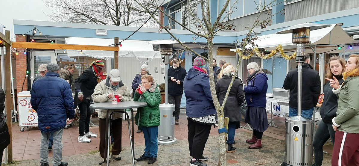 mebieleveld1's tweet photo. Wat een gezellige sfeer vanmiddag op het winterfeest in de Lariks! Mooie samenwerking tussen Leger des Heils en Mijn Buurt Assen. Veel buurtbewoners kwamen langs, fijn dat het kan! #samenmakenwedebuurt #mijnbuurtassen #mooistewerkvandewereld https://t.co/plJl1Fdzd1