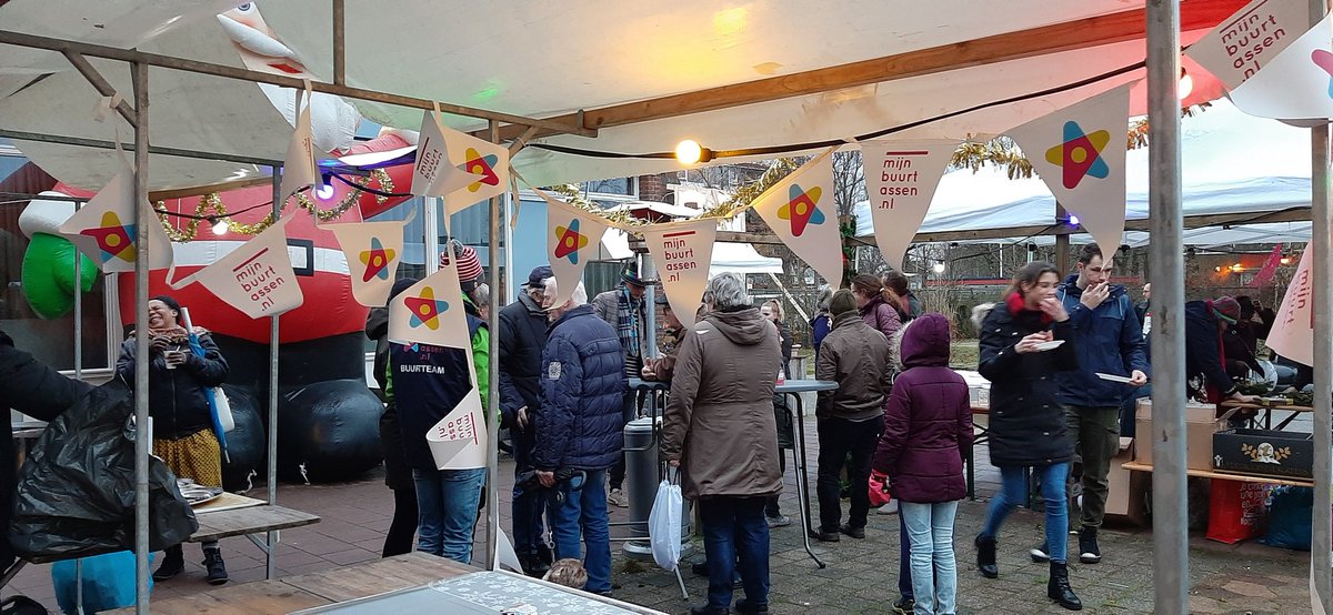 mebieleveld1's tweet photo. Wat een gezellige sfeer vanmiddag op het winterfeest in de Lariks! Mooie samenwerking tussen Leger des Heils en Mijn Buurt Assen. Veel buurtbewoners kwamen langs, fijn dat het kan! #samenmakenwedebuurt #mijnbuurtassen #mooistewerkvandewereld https://t.co/plJl1Fdzd1